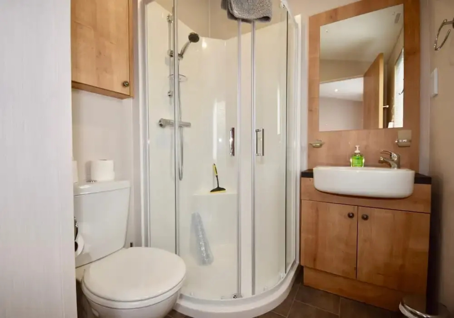 Bluebell is a Stunning Lake Side Lodge Sleeps 4 Close to Ryde