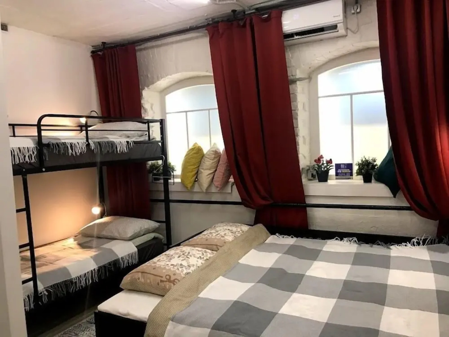 Апартаменты в центре на ул. Пологой, 17