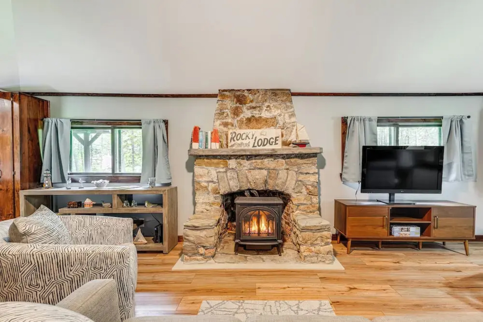 Walk to Barrett's Park: Wooded Cabin w/ Grill!