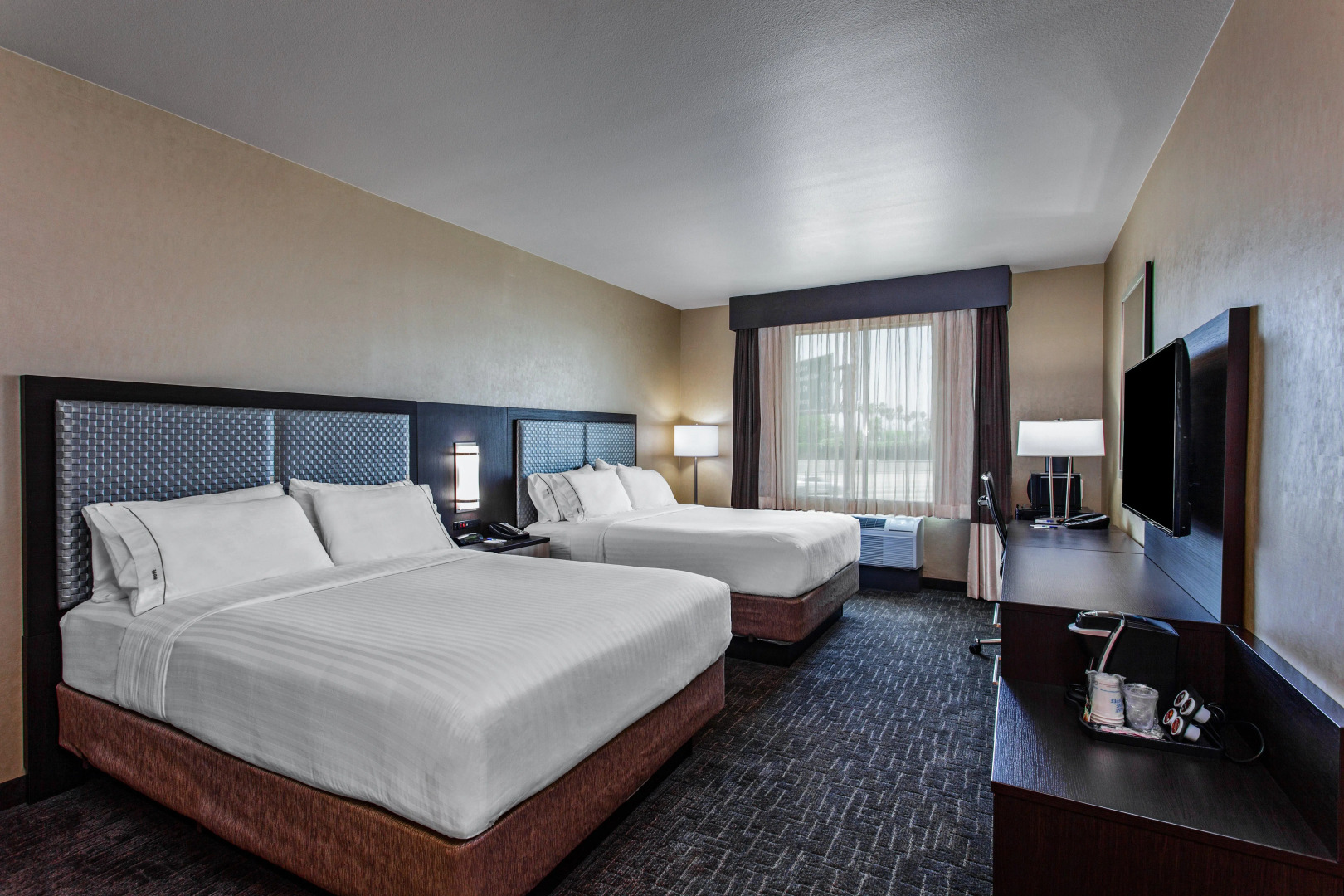 Holiday Inn Express & Suites Anaheim Resort Area by IHG