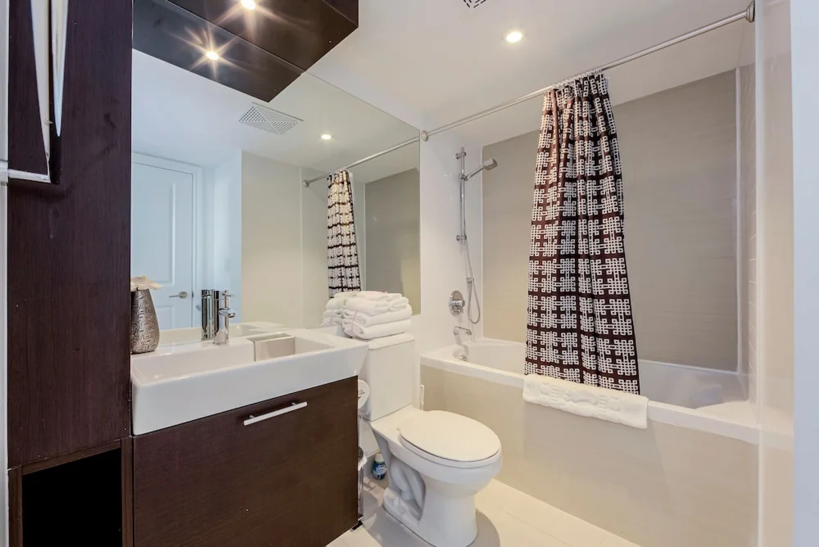 Atlas Suites - Bay & College