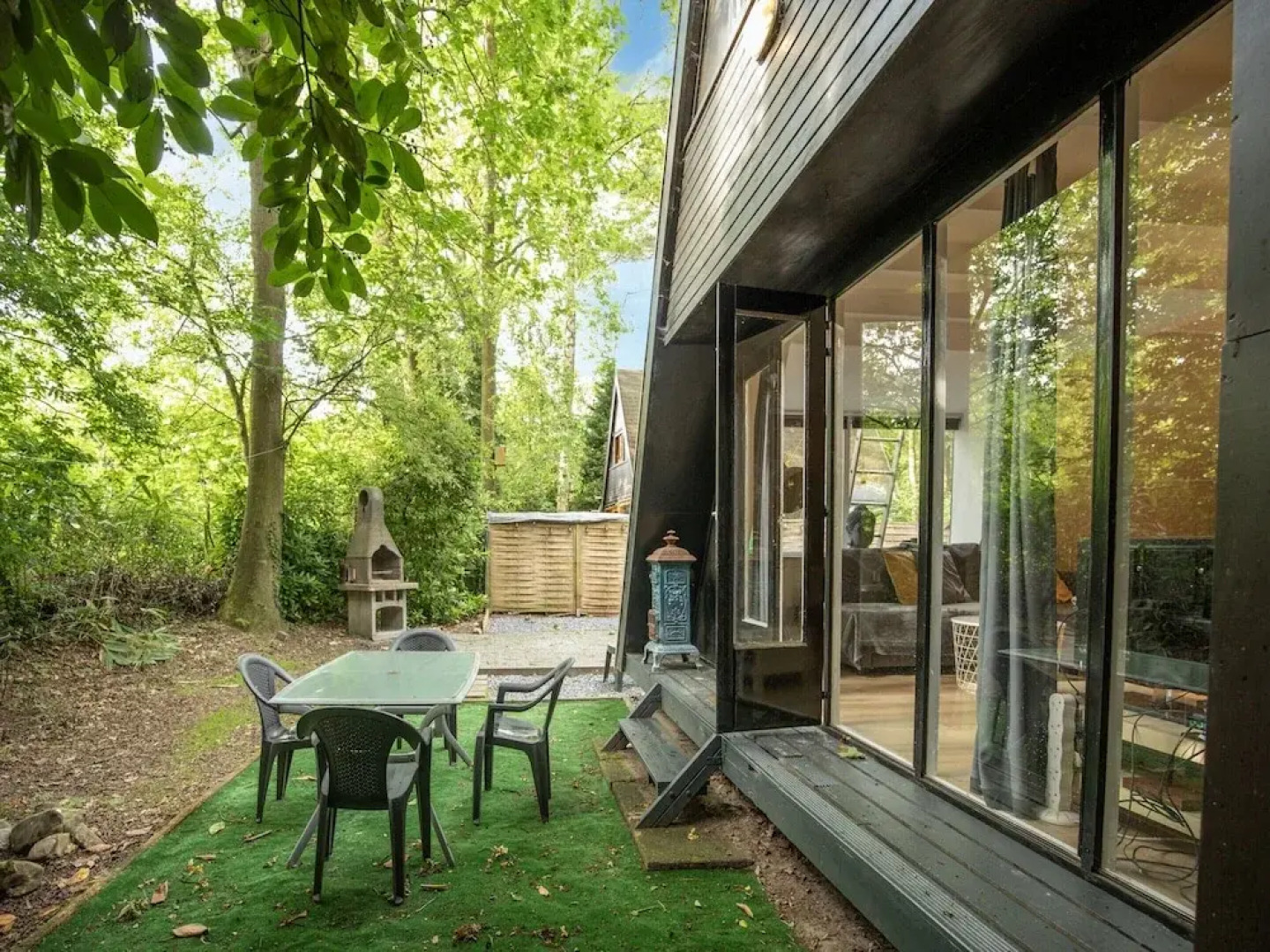 Lanaken Lakeside Cabin Stay