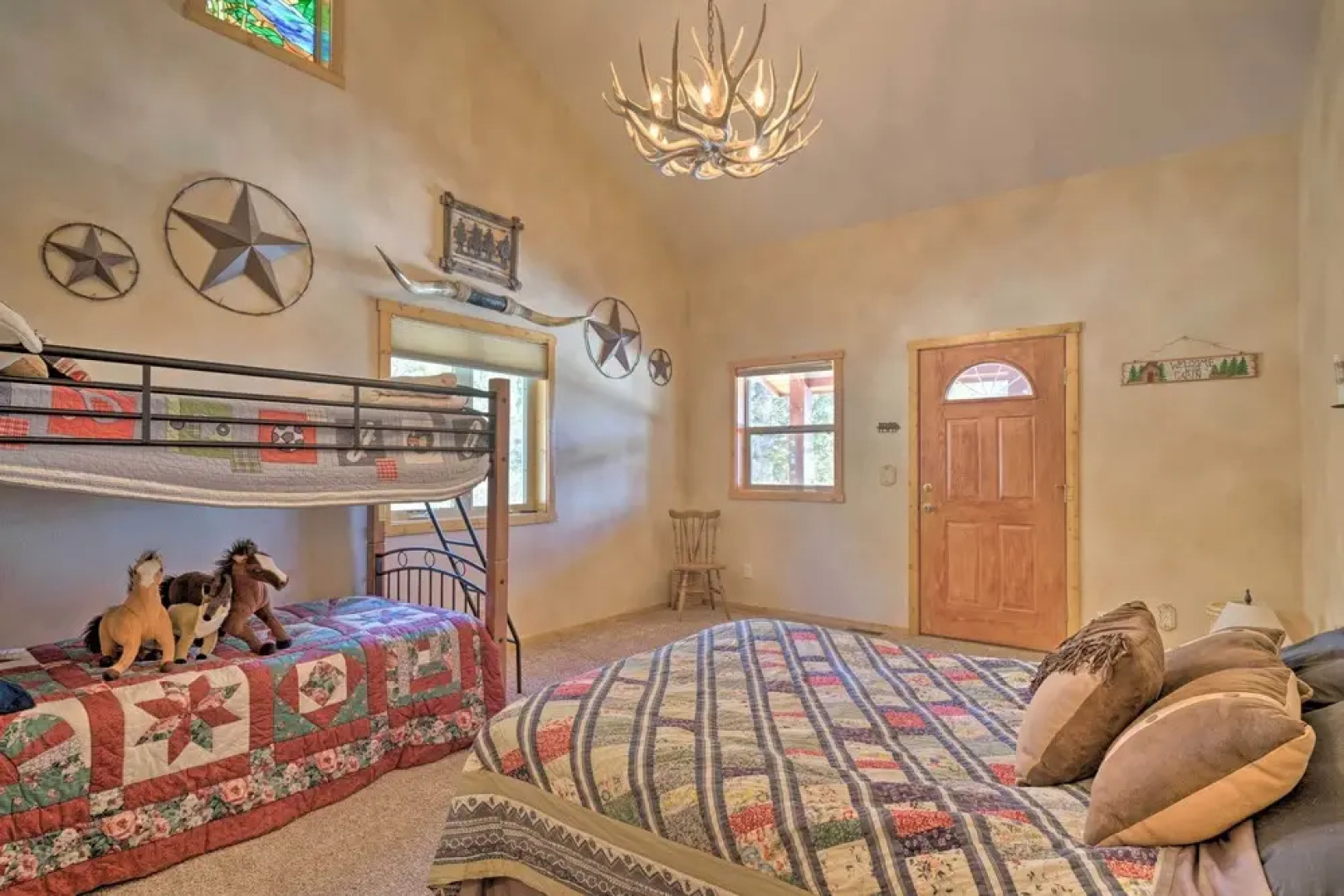 Log Cabin w/ Mountain Views ~ 30 Mi to Pikes Peak!