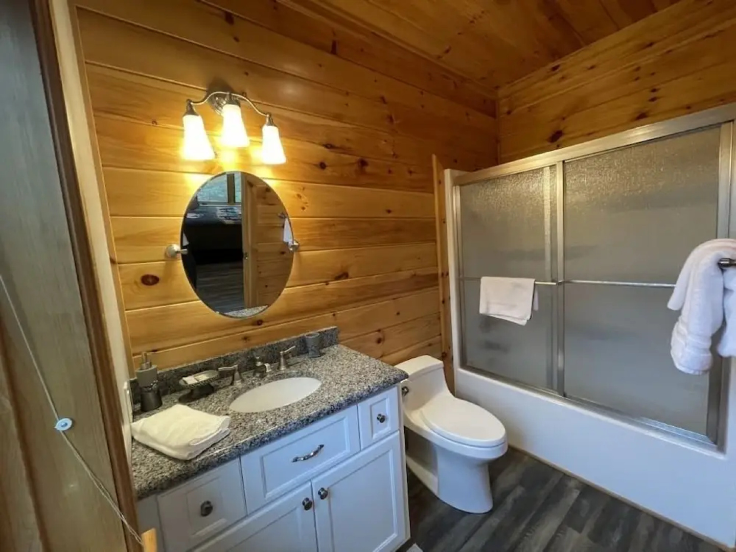 Nature lovers dream! Steps from fishing plus 140 acres of hiking! 4 Bedroom Home by RedAwning