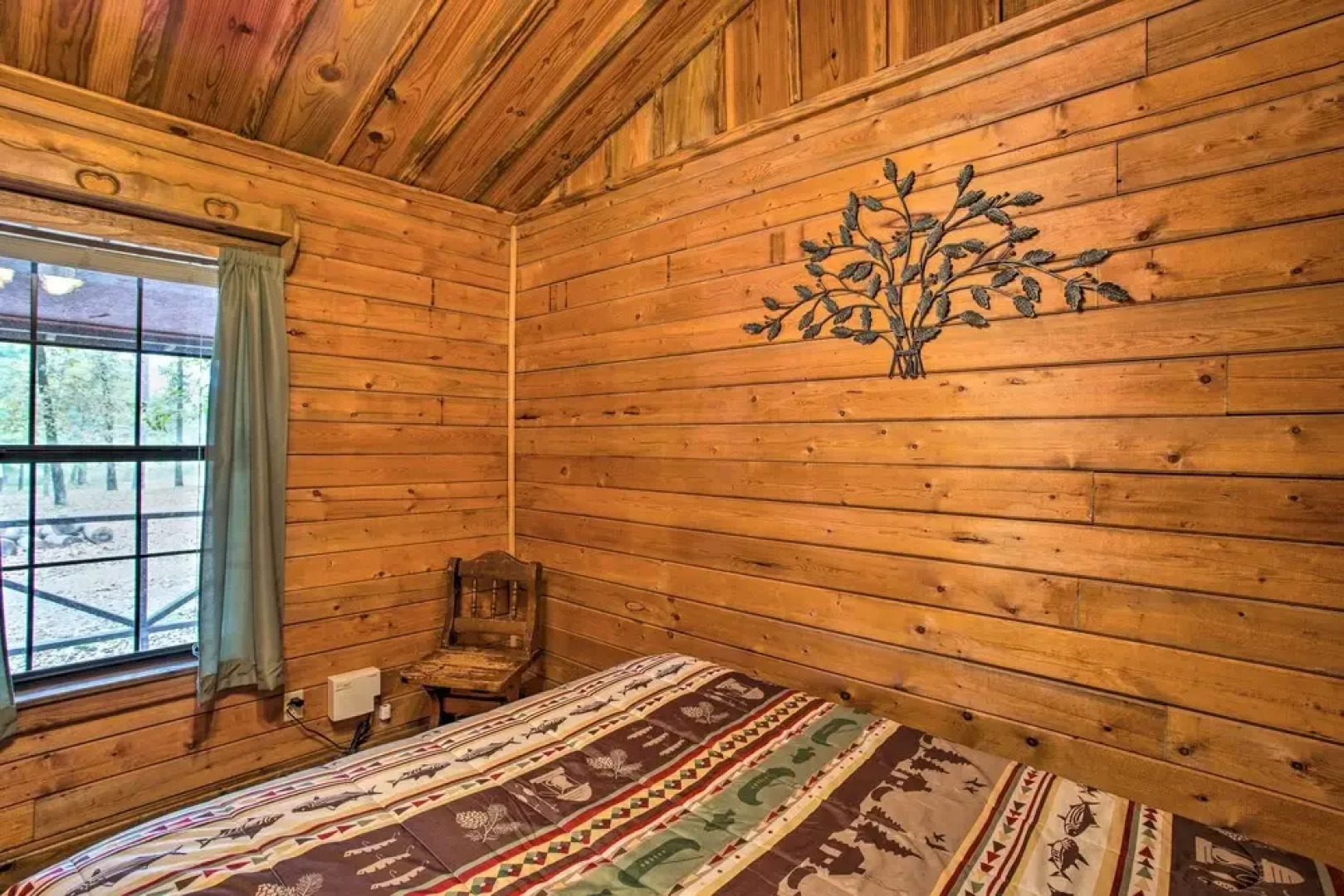 Timber Brooke Cabin: Hot Tub & Central Location!