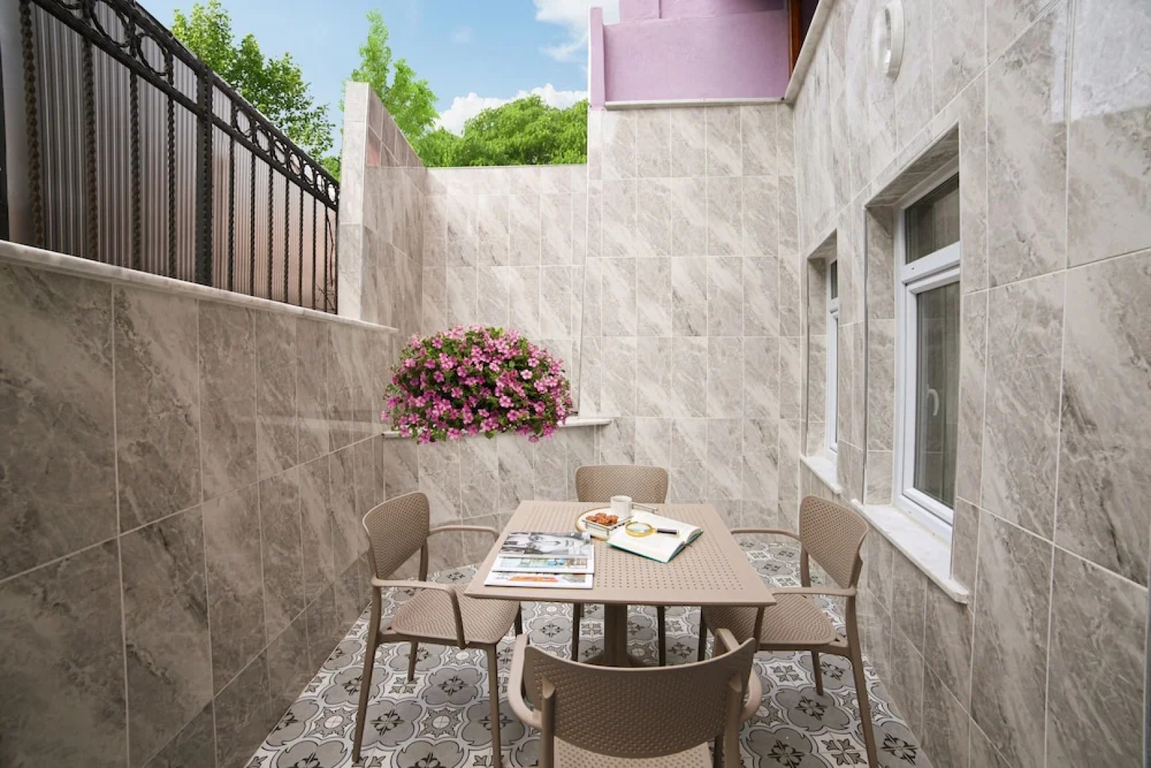 Seven Roses Apart Hotel