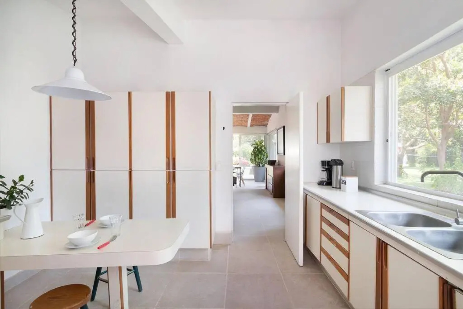 Welcome to Villa Cristy 3-BR 3 5-WC in the La Floresta area