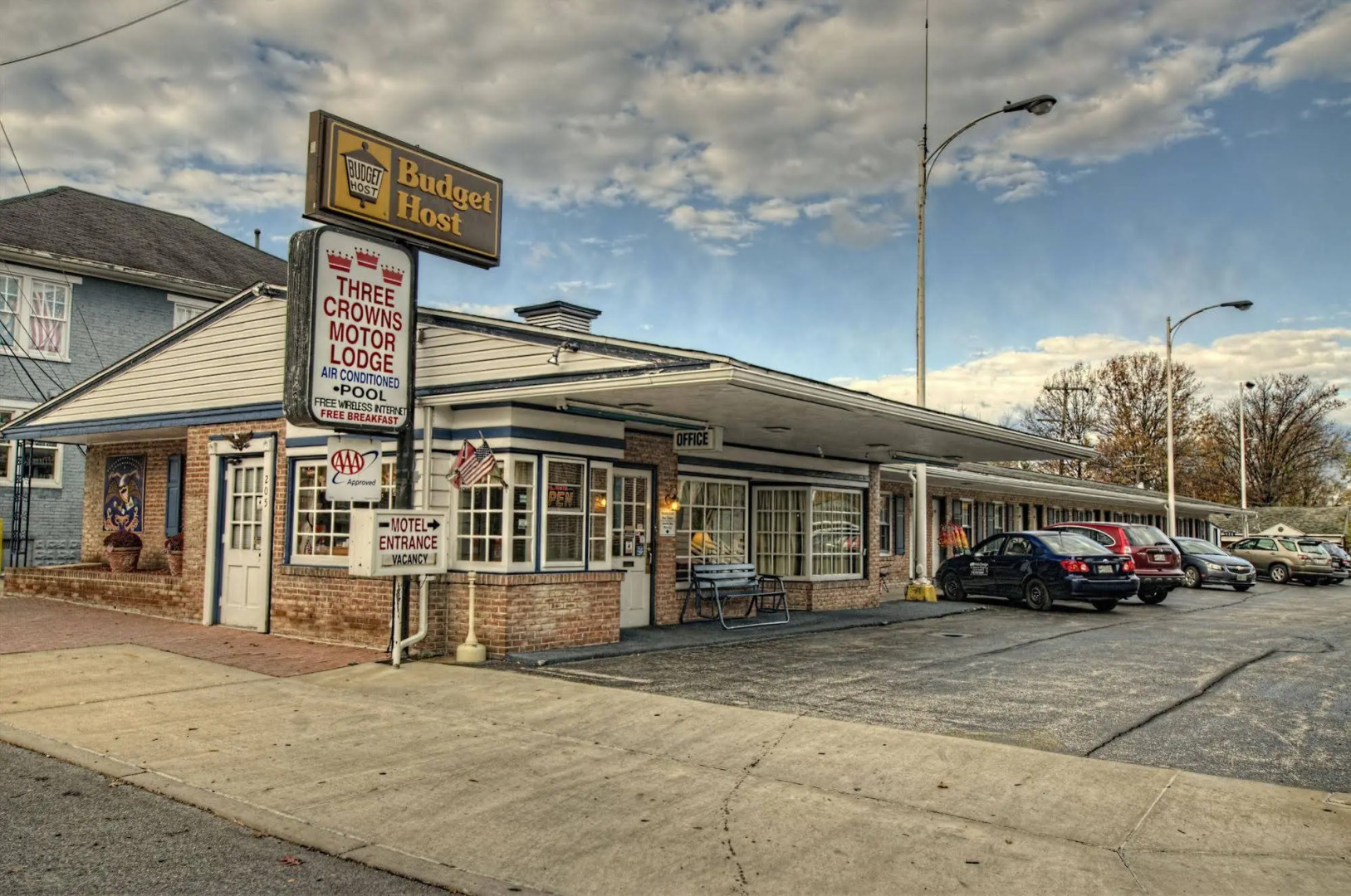 Budget Host Three Crowns Motor Lodge