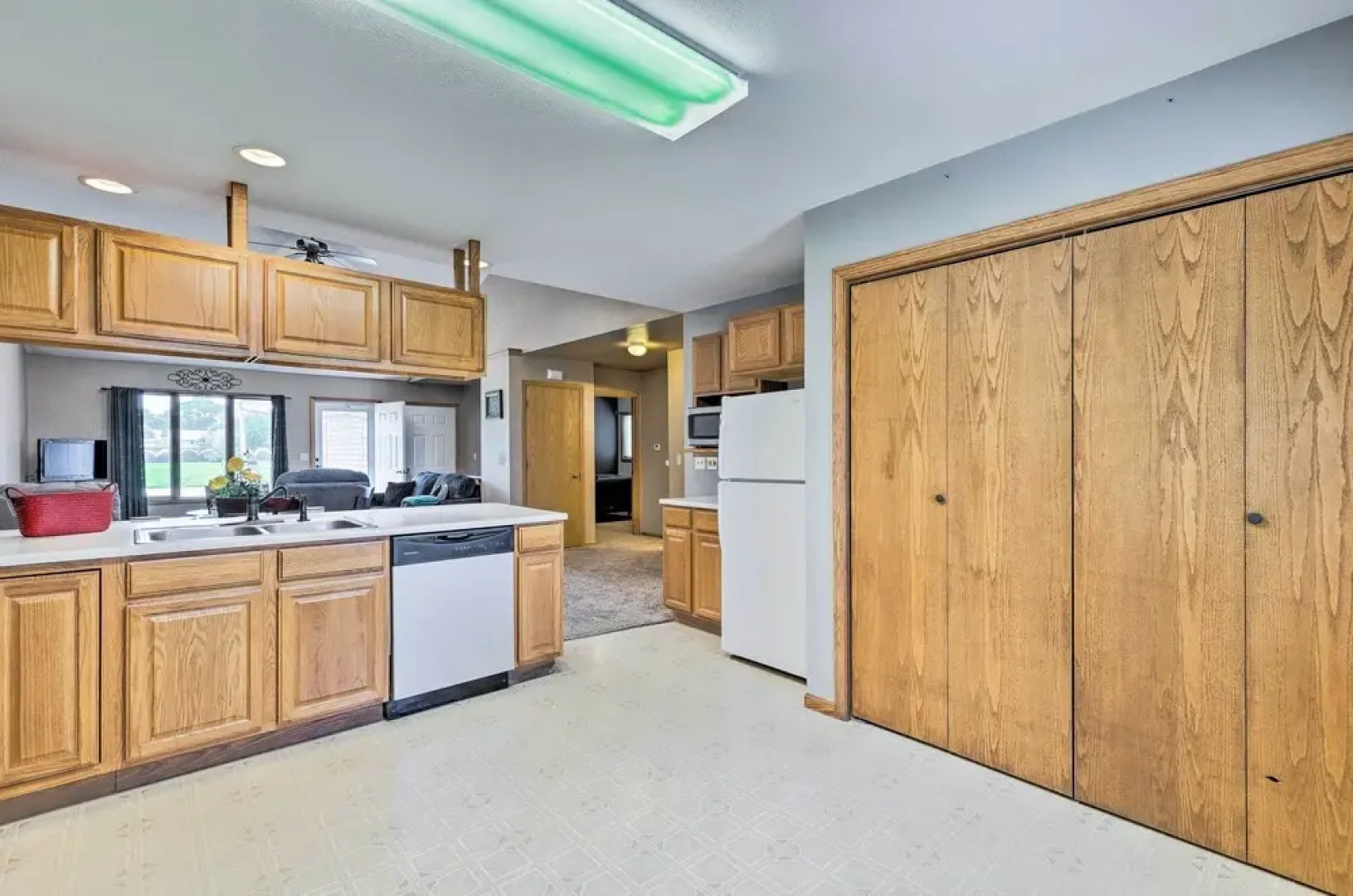 Elwood Townhome w/ Patio - 7 Mi to Johnson Lake