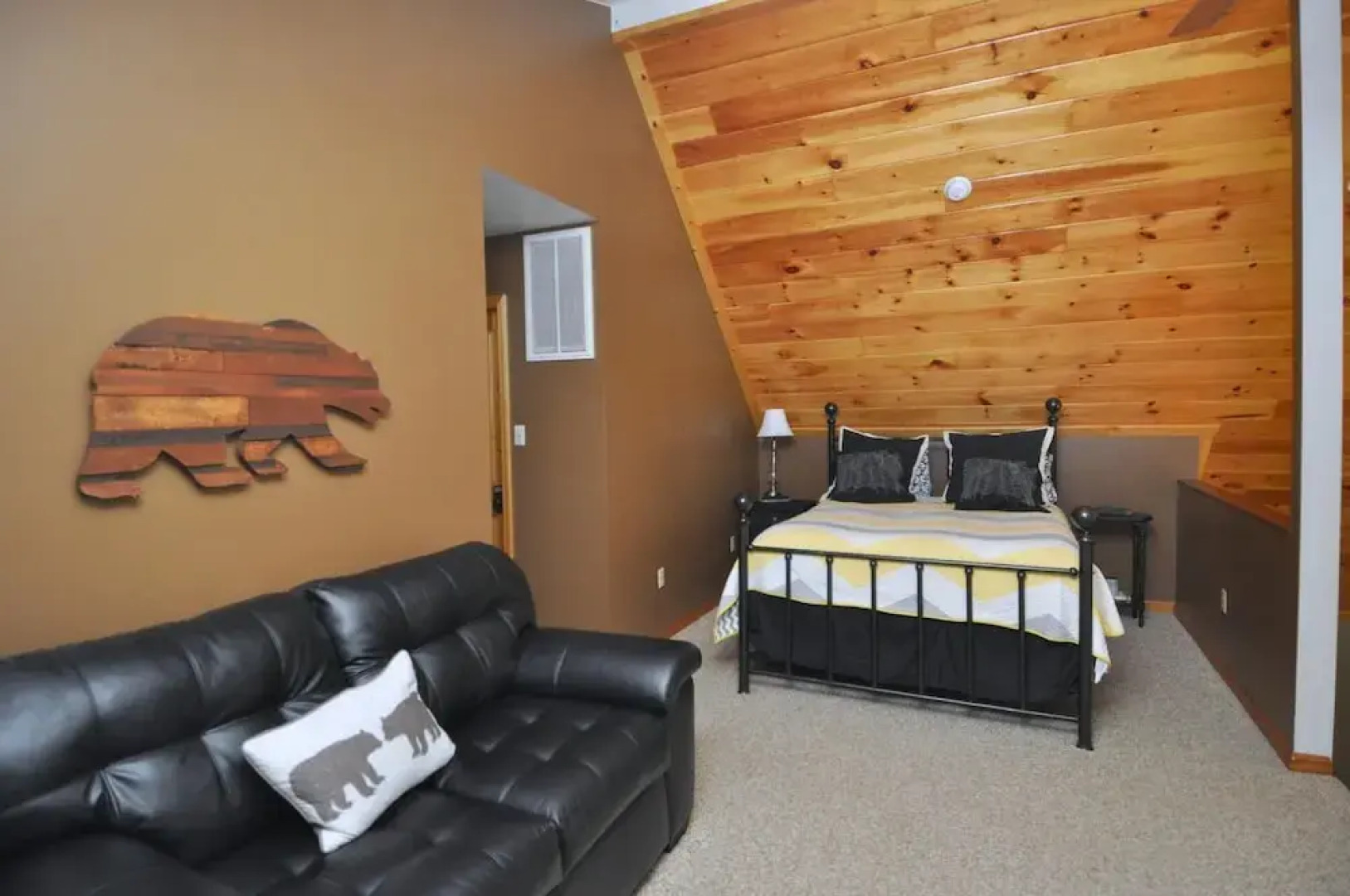 Sqyrls Nest - 3BR Retreat With a Hot Tub