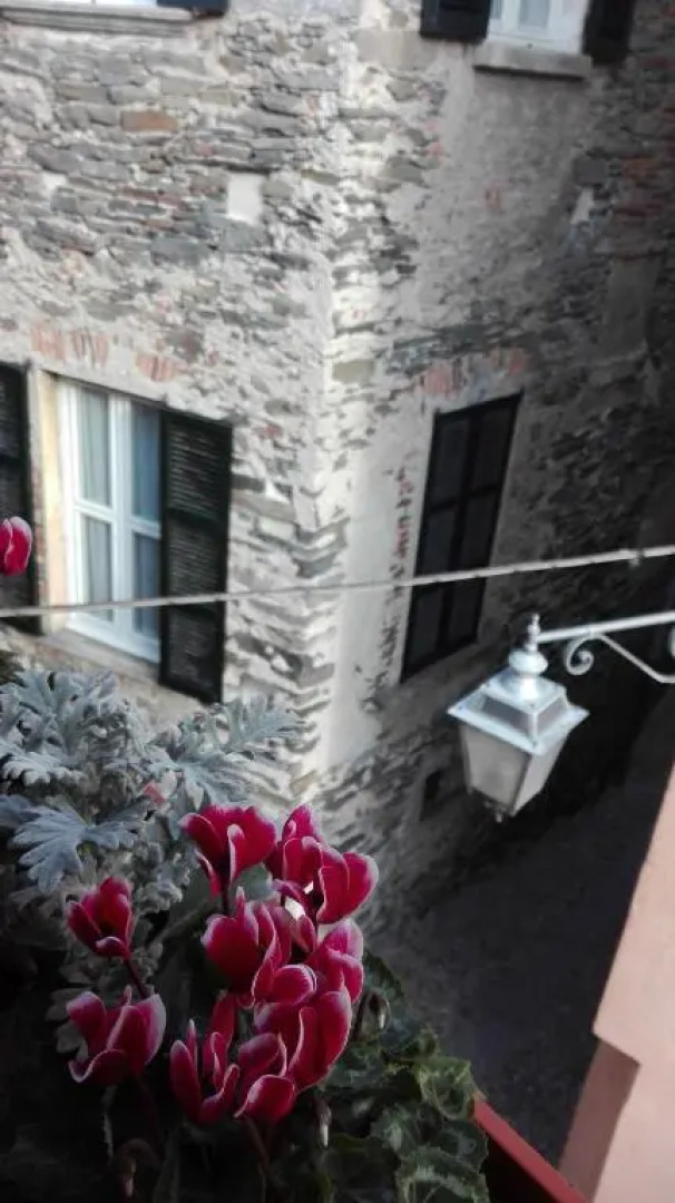 All'Ombra dell'Antica Pietra