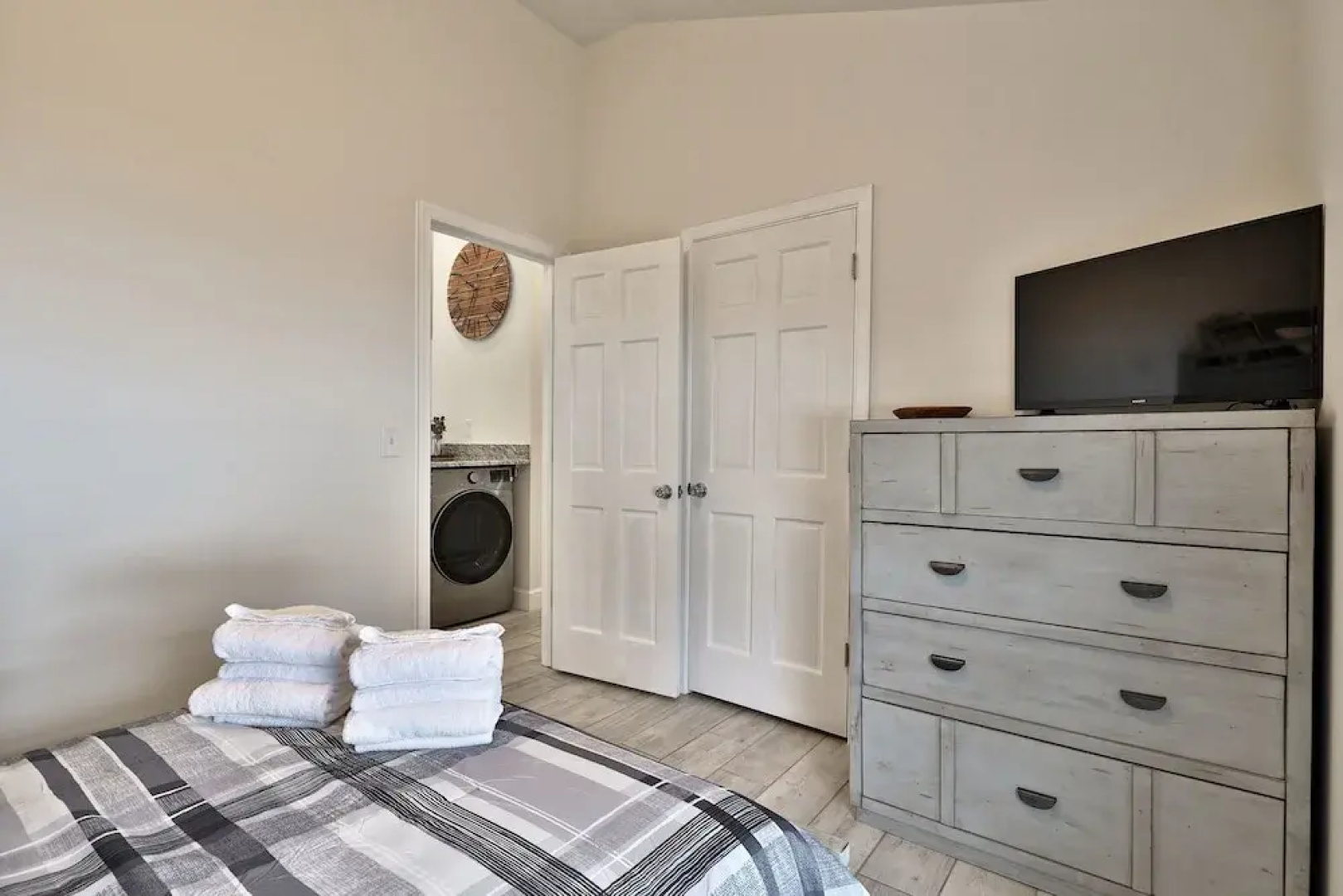 Rutland's Hidden Gem: 2 Br/1ba Renovated Home Close To Everything 2 Bedroom Home