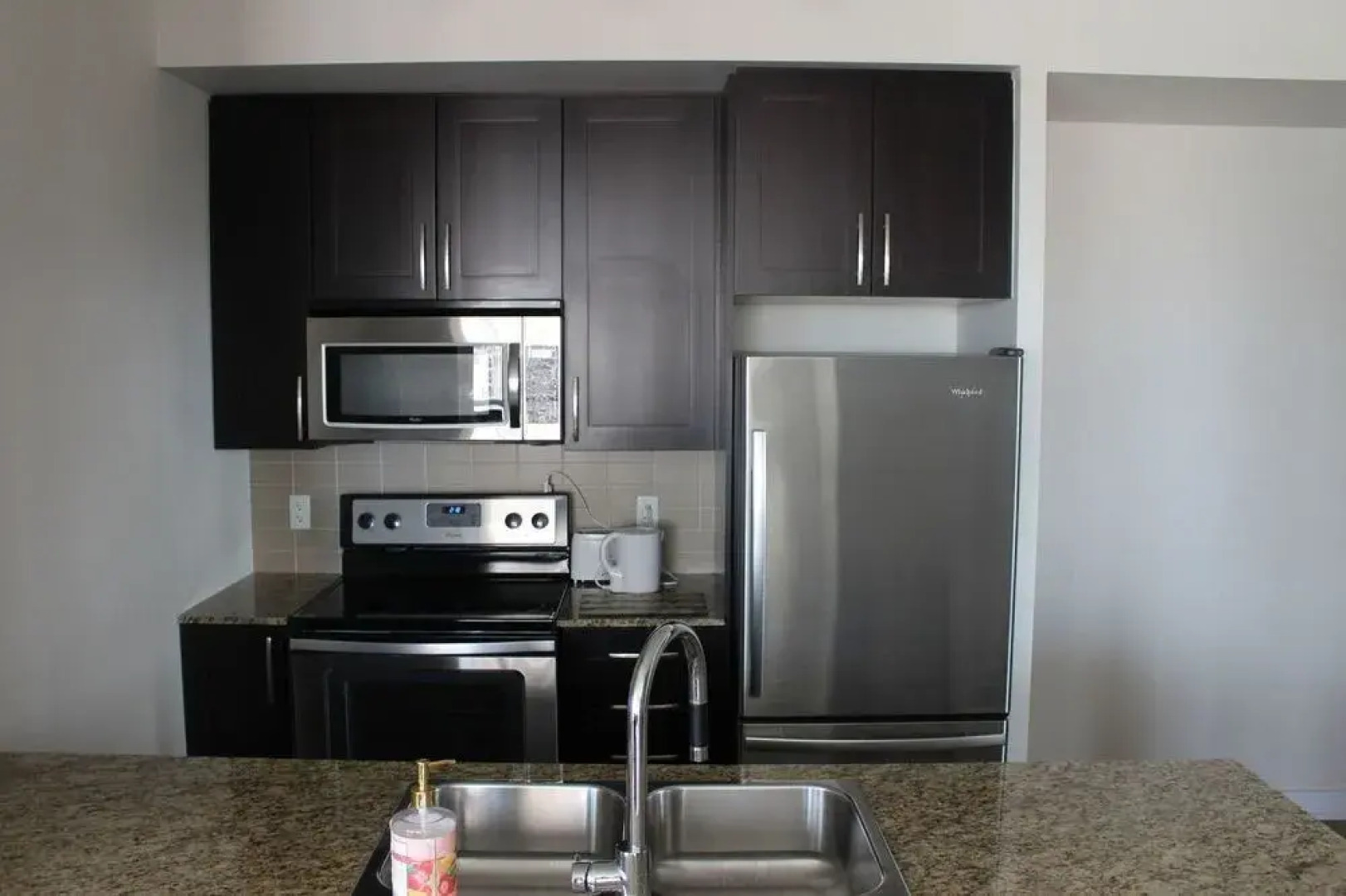 Deluxe Corner Suite - By Elite Suites