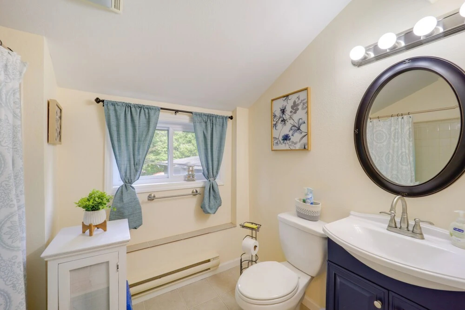 Bluebird Cottage in Newland Near Hiking & Skiing