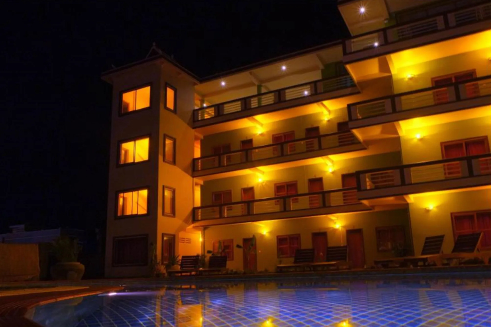 Two Moons Hotel - Hostel