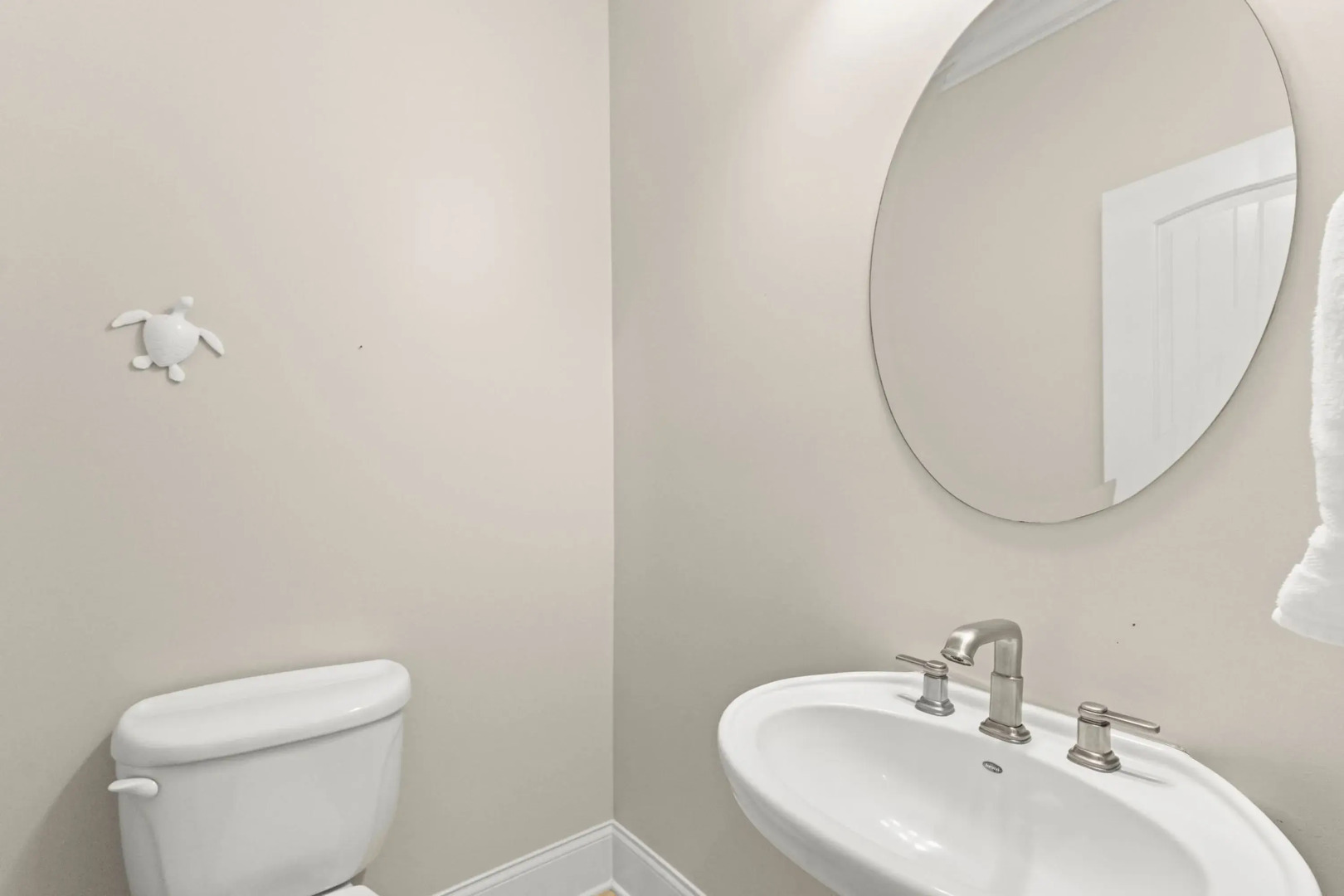 Lakefront 6bdr, Priv Dock, Game Room, Firepit Jake's Lake House by Avantstay