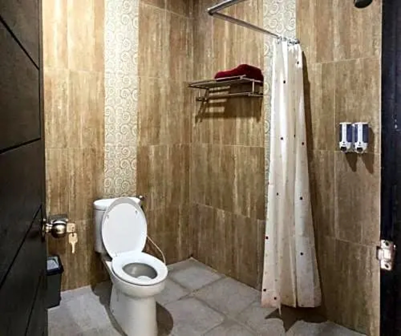 RedDoorz Plus near Dreamland Beach