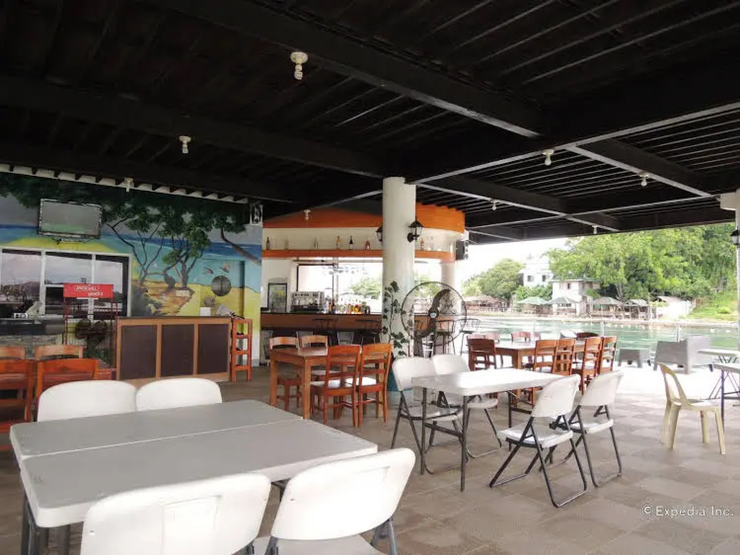 Papa Kit's Marina Resort