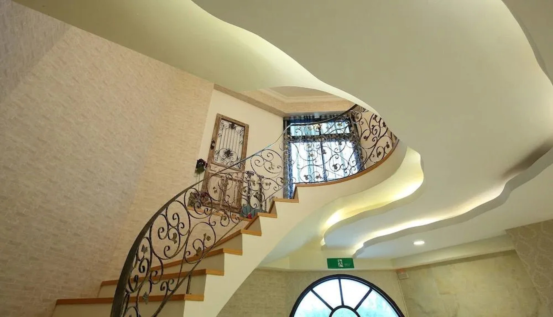 Textile Girl Romantic Homestay