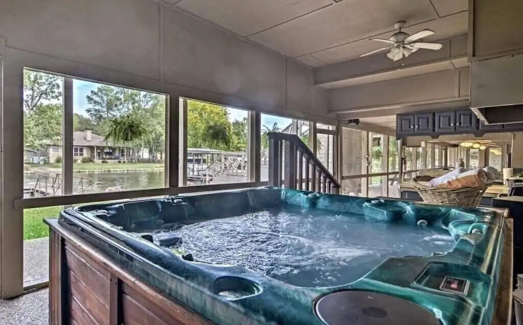 Waterfront Listing - 3 Bedroom 3 Bath on Secluded Private Cove,great Location