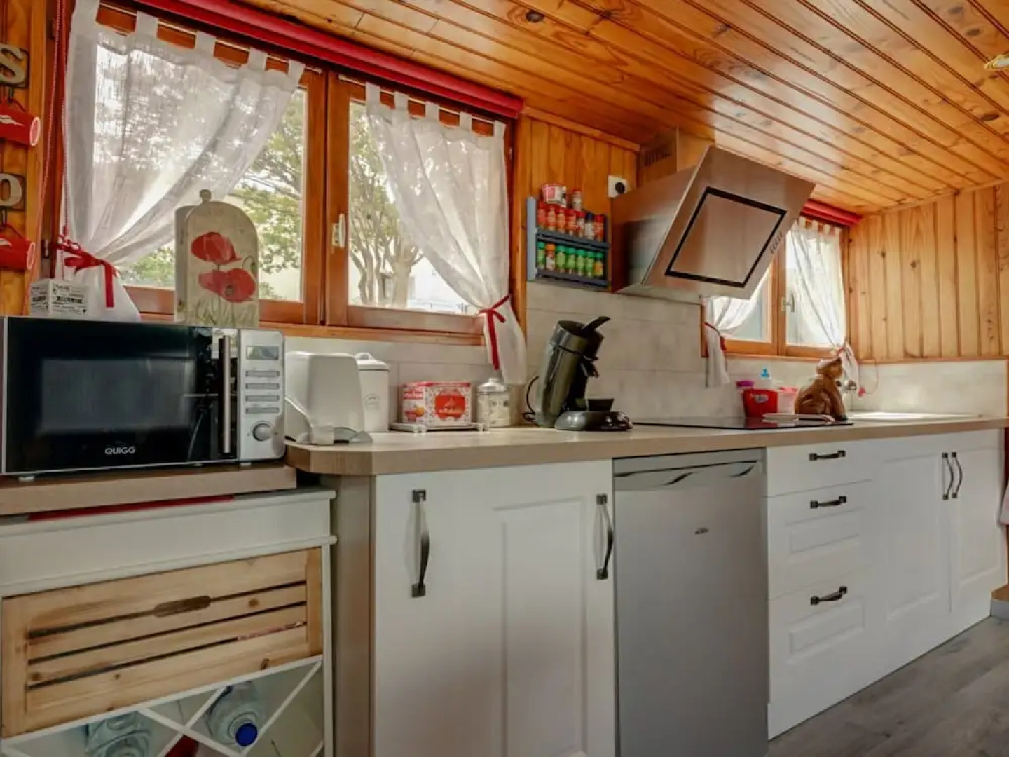 Comfortable House Boat in Homps with Roof Terrace