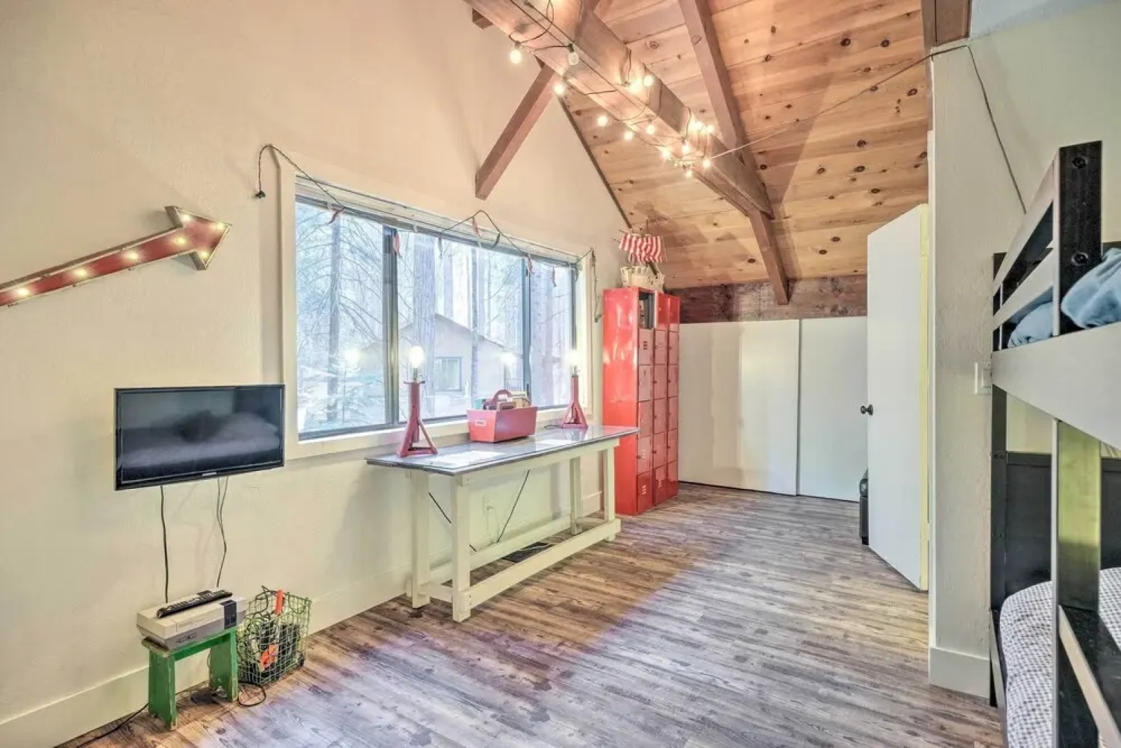 Walk Downtown: Arnold Cabin w/ Large Deck!