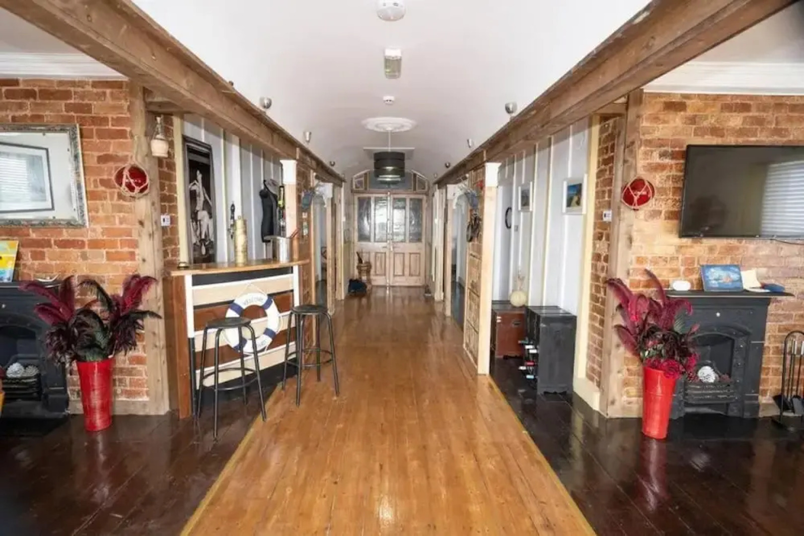 Quirky Apt - Sleeps 6 - Coastal Area - Parking