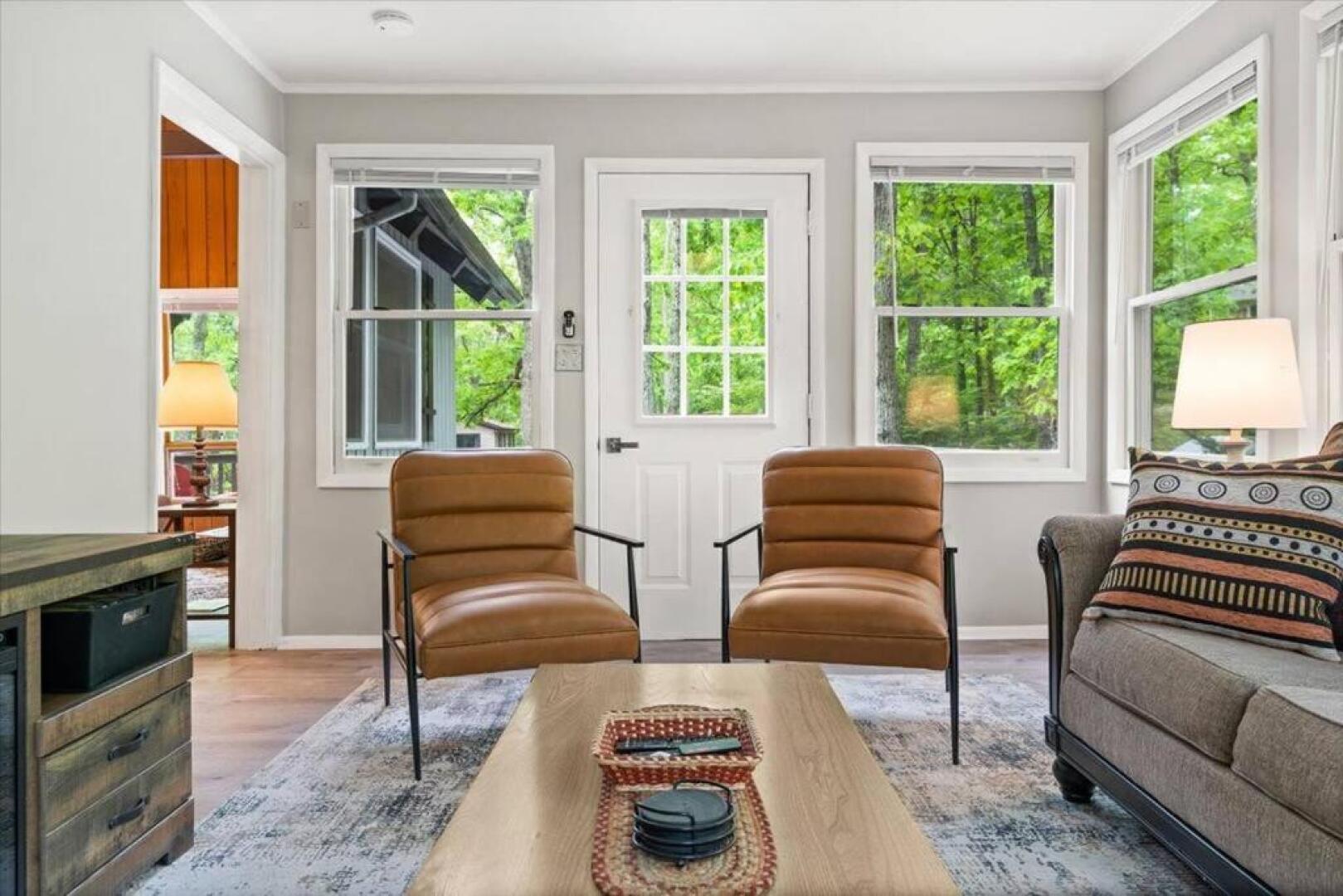 The Gingerbread House: 4 BR chalet, w/ Sunroom/Deck, sleeps 12, modern amenities