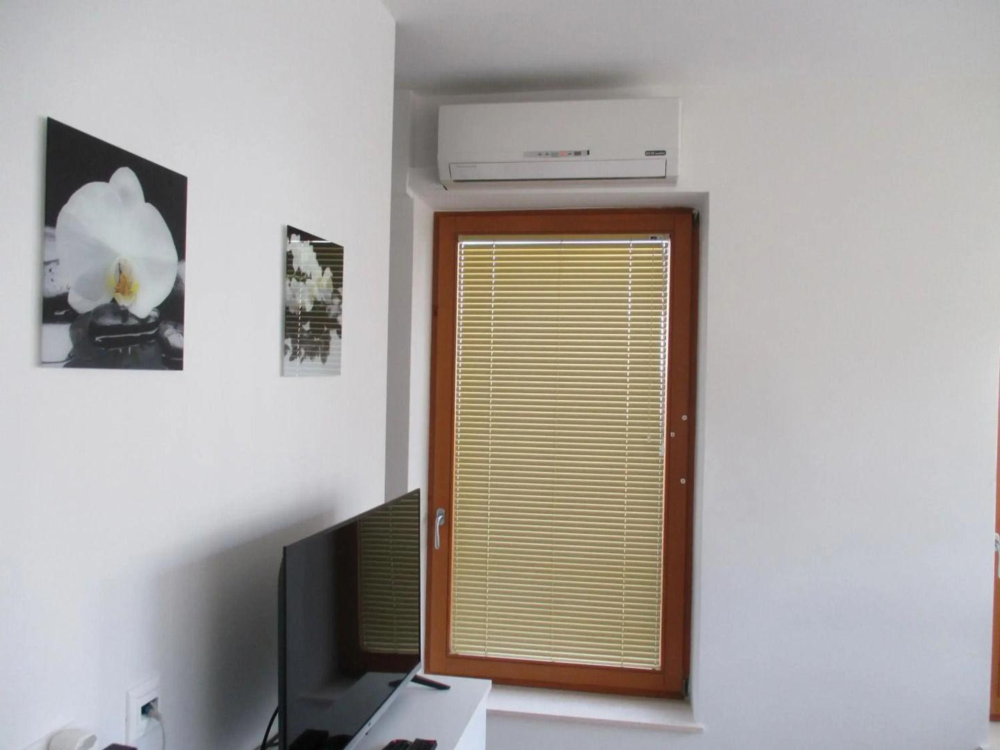 COMFY and BRIGHT Apartment