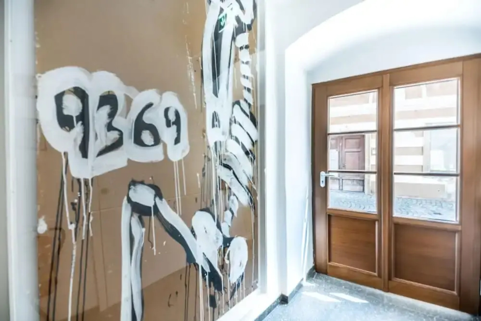 Deluxe Studio Art Collection With King Bed View and Air Conditioning