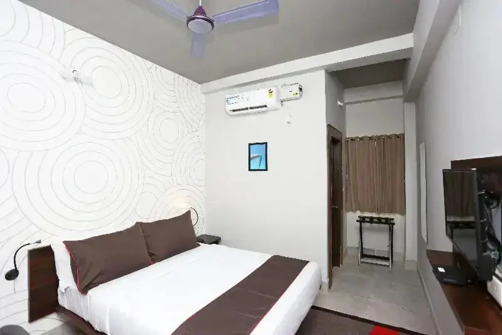 Hotel Bhinna Sakala by OYO Rooms