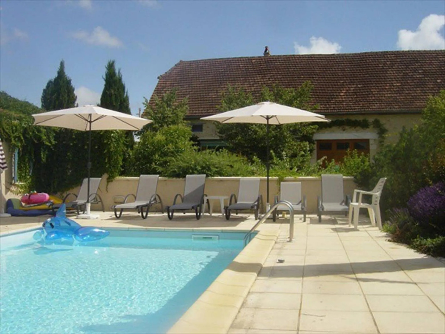 Splendid Holiday Home in Dégagnac with heated Swimming Pool and jacuzzi