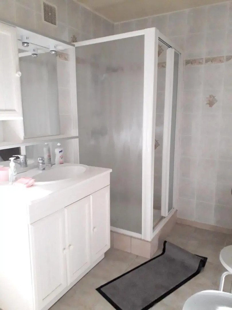 Maison plein pied dans bourg avec tous commerces