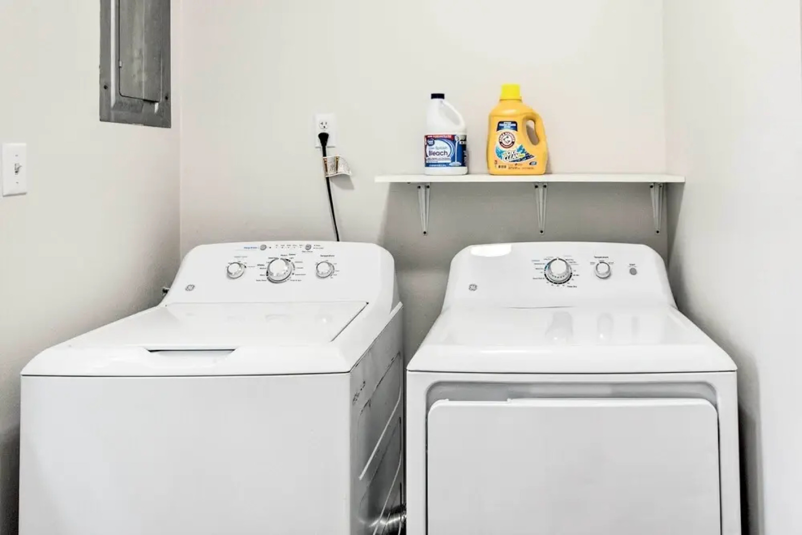 Bright Hinesville Home, 43 Mi to Savannah!