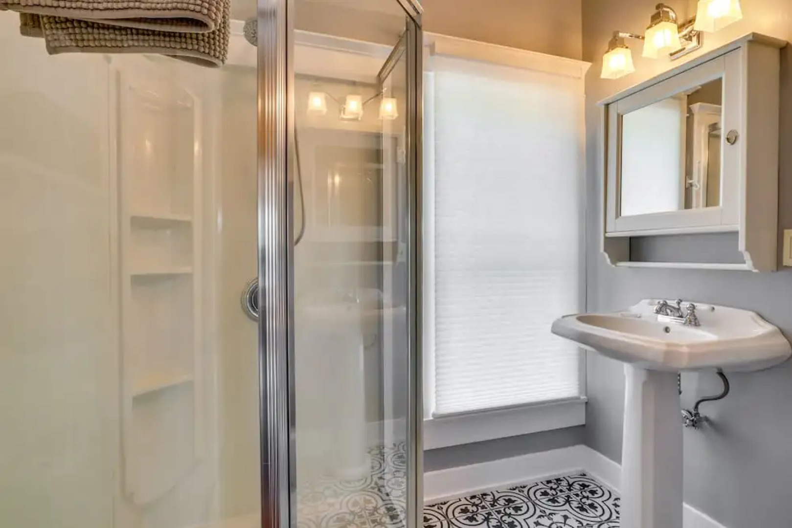 Historic Home Near Downtown Salem: Walk to Capitol