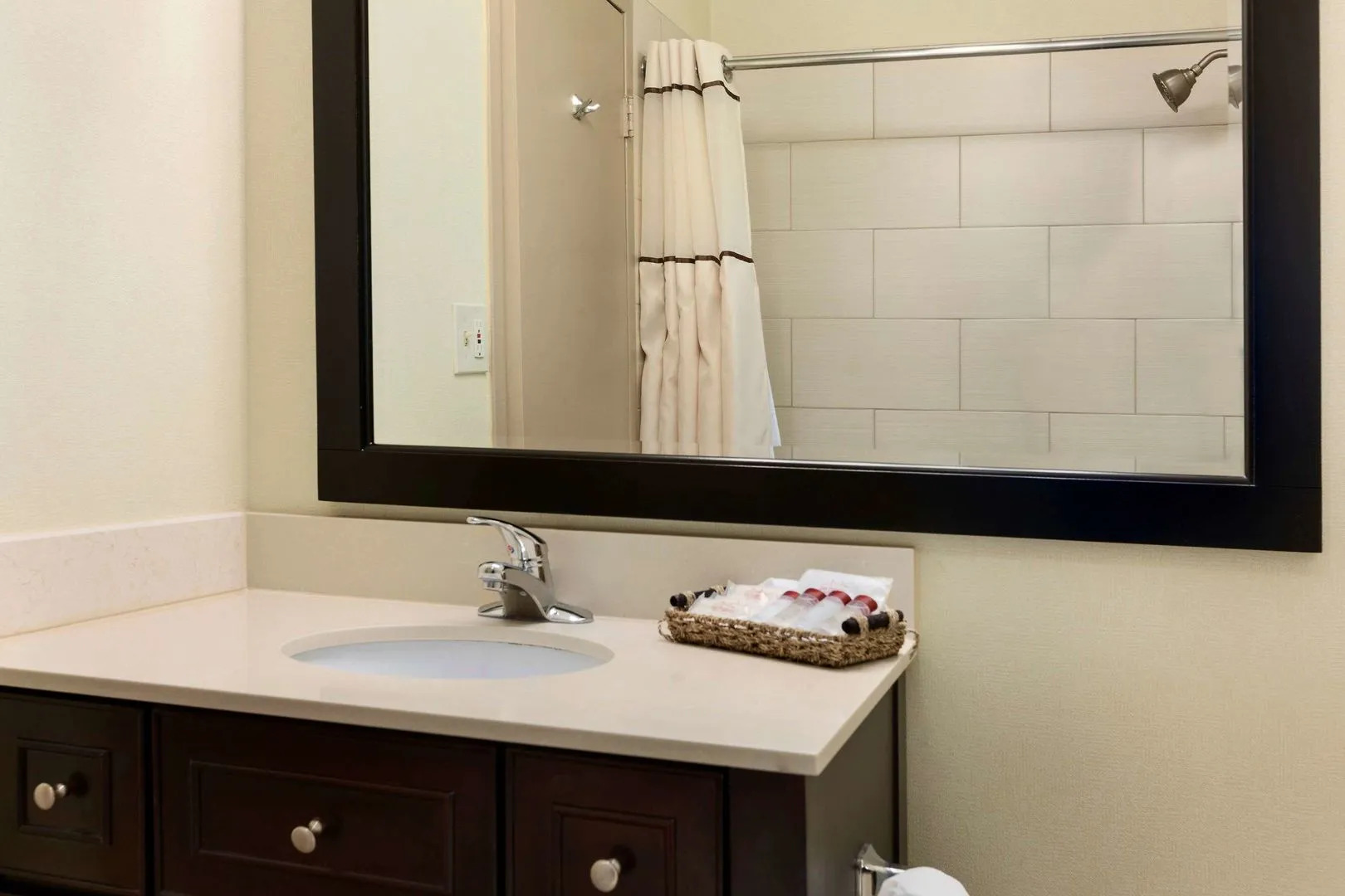 Holiday Inn Newark International Airport by IHG