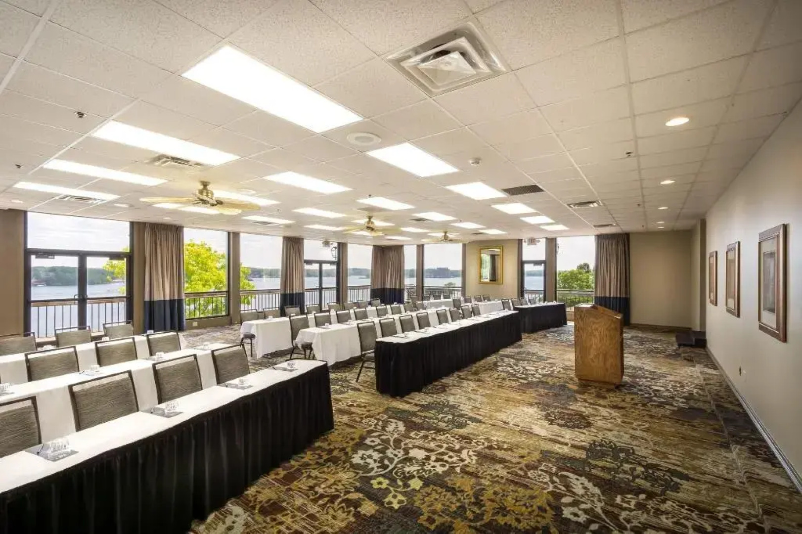 Lodge Of Four Seasons Golf Resort, Marina & Spa