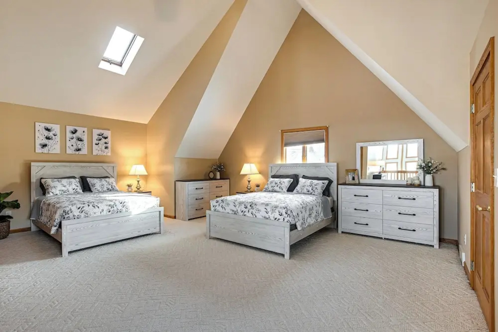 Apple Valley Home, Shared Golf Course On-site