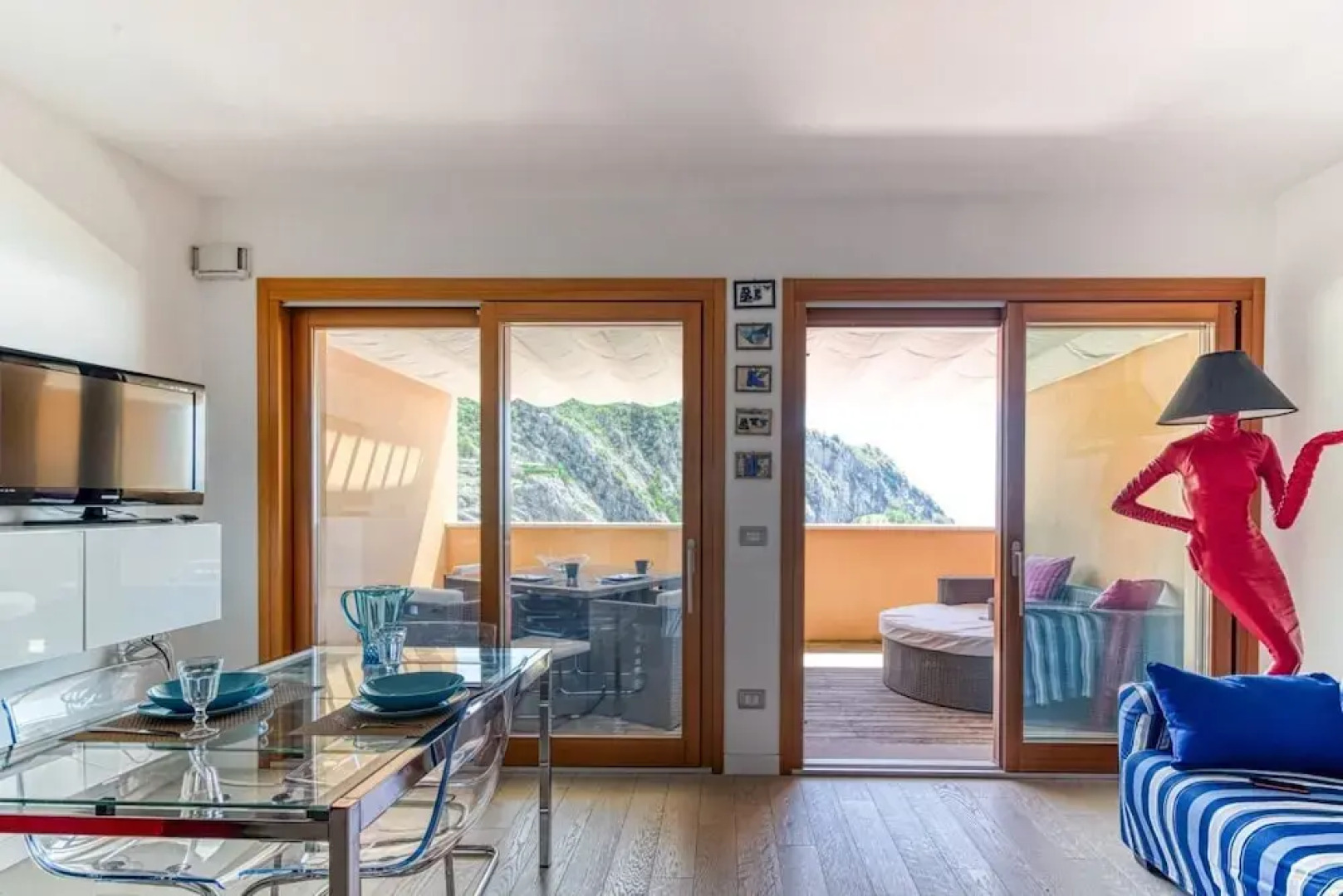 The Lady in Red Studio Flat with Sea View Terrace