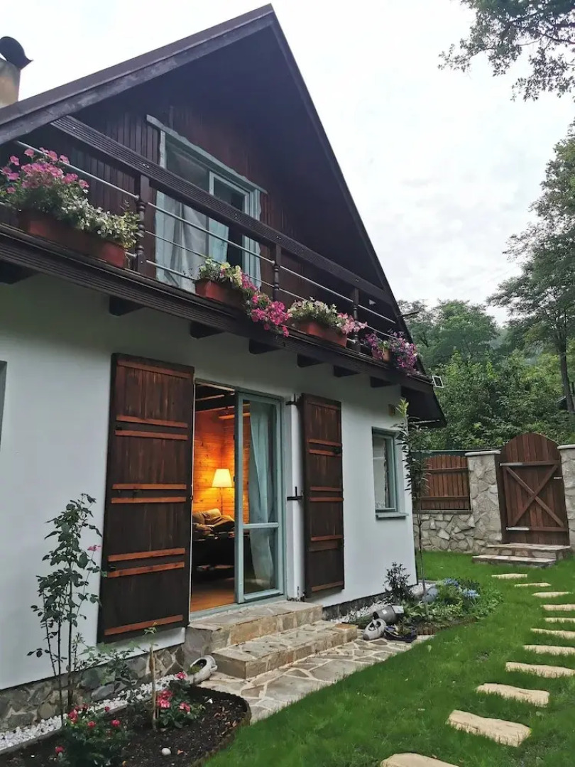 Sunny Wooden House on Creek, 30 Minutes Prague