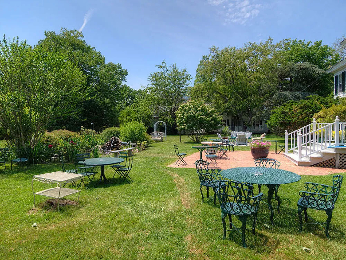 Village Latch Inn Hotel