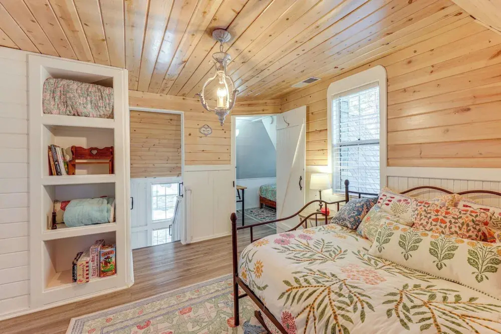 Walkable 'green Gables Cottage' in Lake Arrowhead