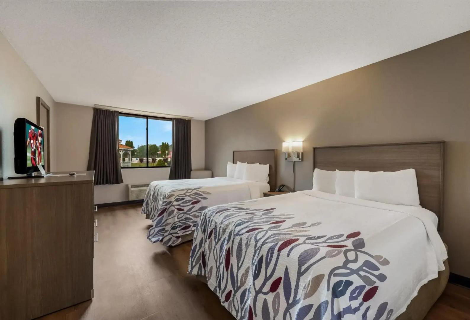 HomeTowne Studios by Red Roof Painted Post