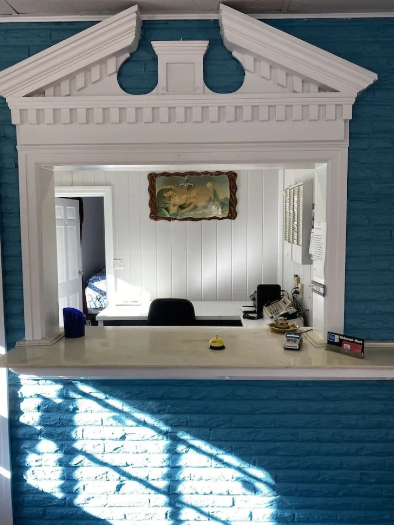 Colonial Manor Motel