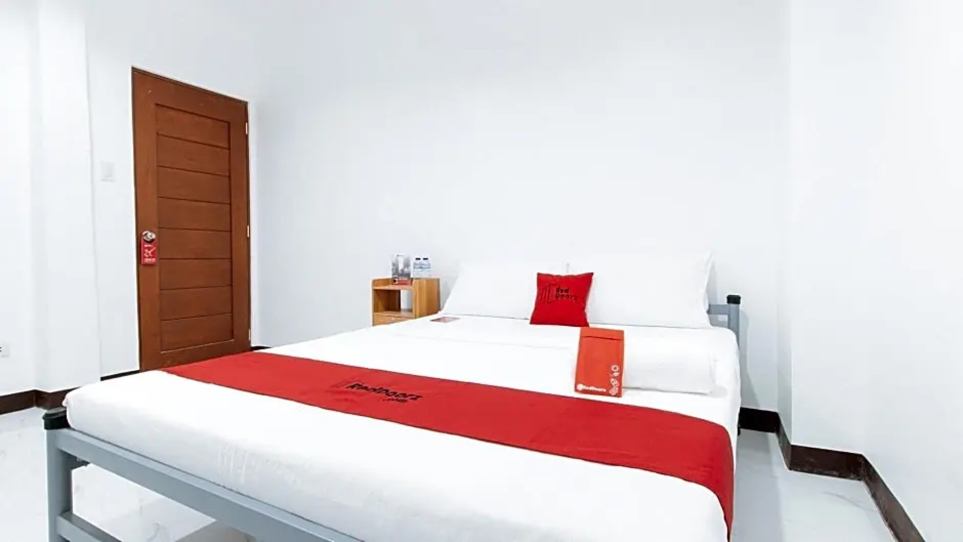 RedDoorz @ Don Martie Beach House Naic Cavite