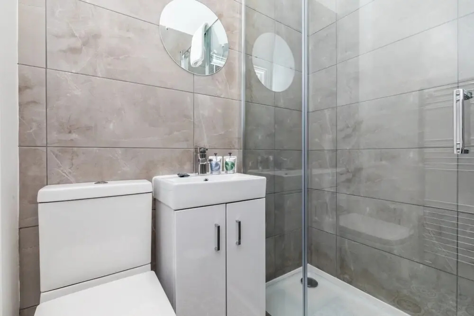 Hazelgrove Apartment | By Huluki Sussex Stays