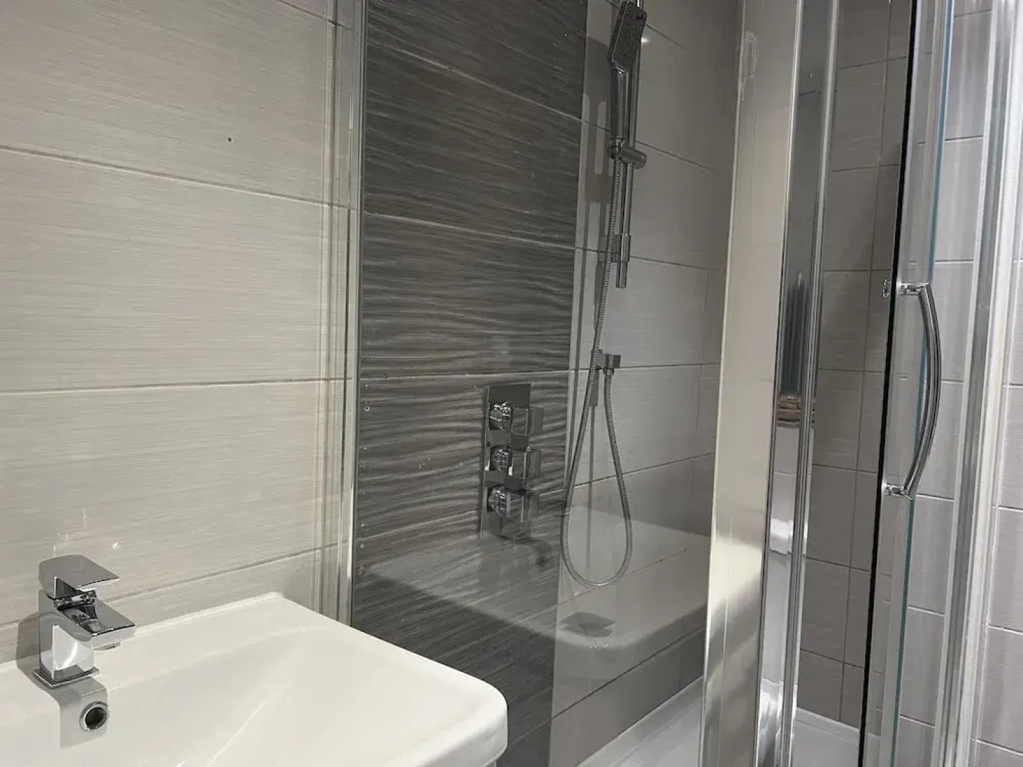 The Broadway Retreat With Parking