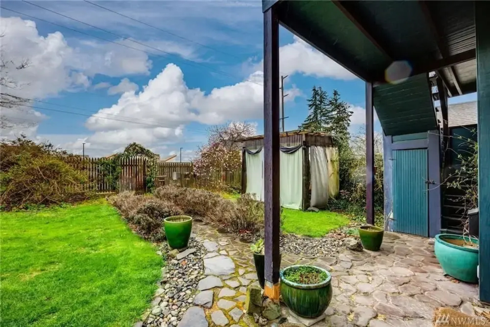 Upstairs at Thevictorian - Lush Walkable and Dog-friendly Retreat - Steps From Downtown Bellingham