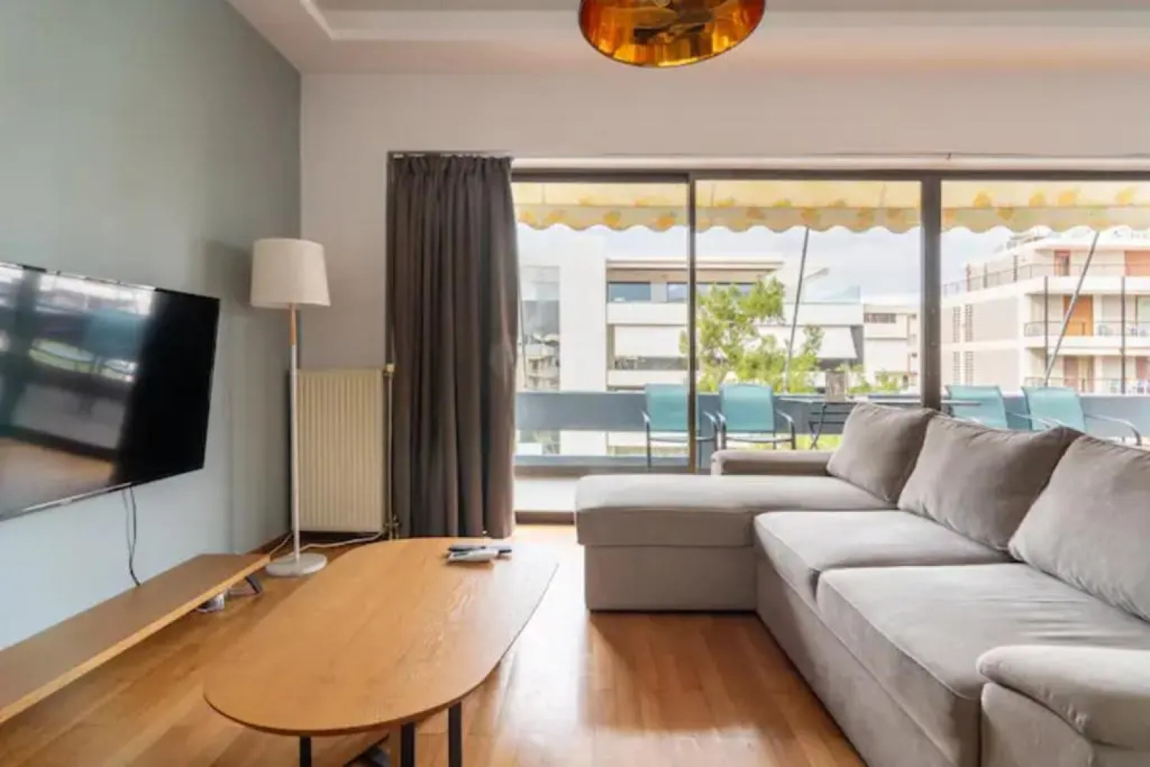 Βright Walled Designed Apt in Glyfada Center
