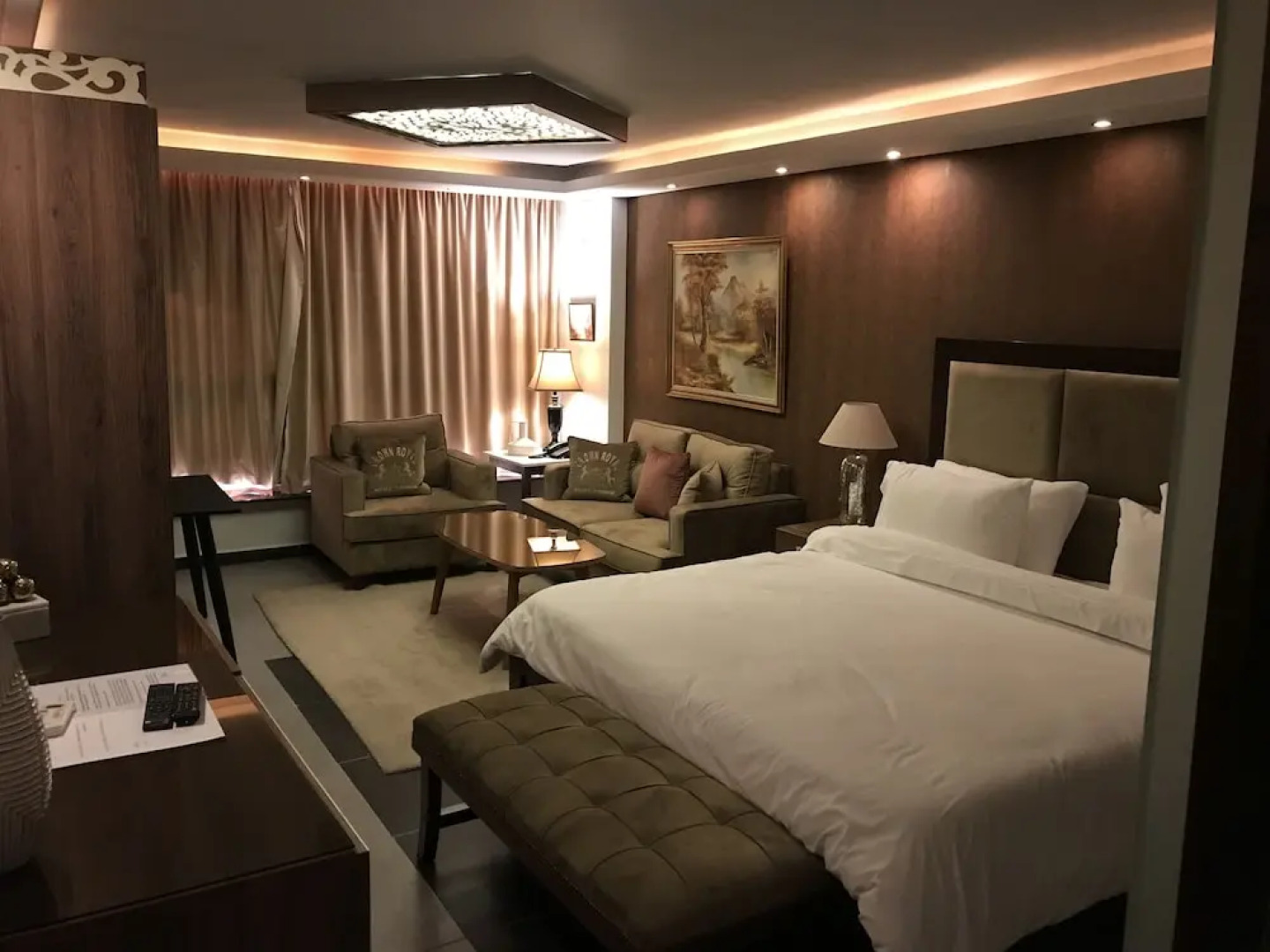 Crown Royal Hotel Tyr